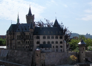 Schloß Wernigerode im Miniaturenpark mit Original im Hintergrund