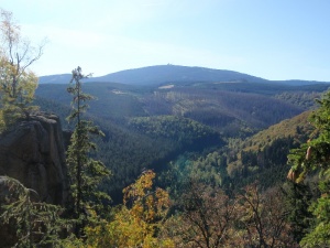 Wandern im Harz: Blick von der Rabenklippe zum Brocken