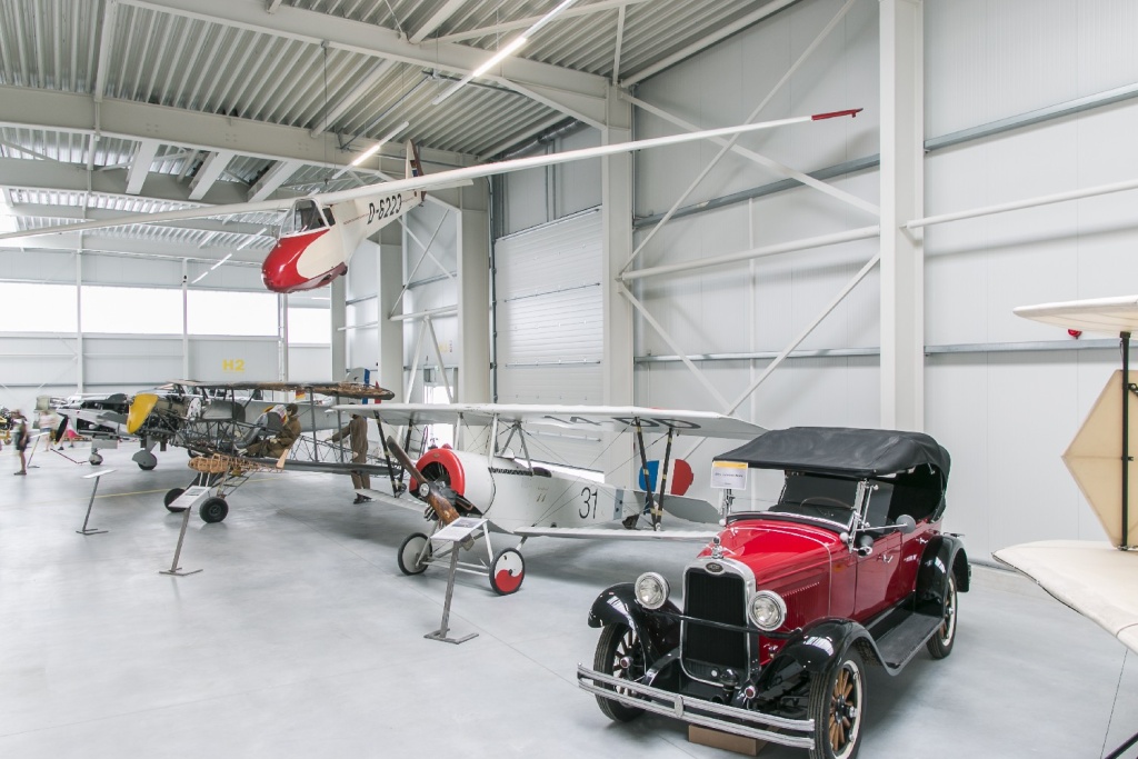 Historische Fluggeräte und Fahrzeuge im History Hangar im Luftfahrtmuseum Werbigerode